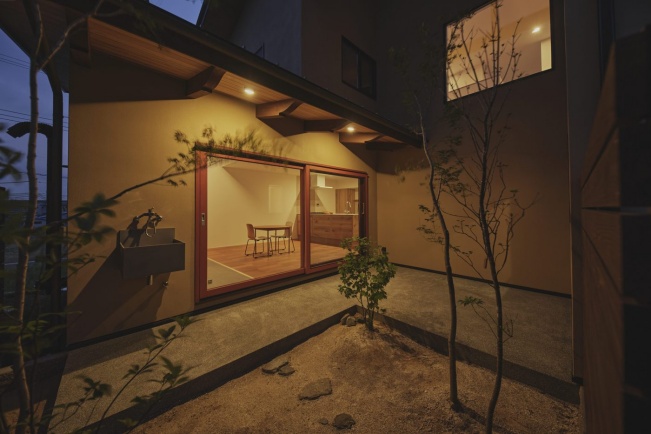 流山の家 夜の中庭